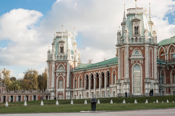 Fototapeta premium Russia. The Grand Palace in Tsaritsyno Park. Tsaritsyno Park is one of the main tourist attractions in Moscow. Beautiful scenic view of the old entrance of the complex in autumn on a clear day.