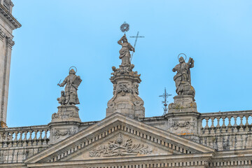 Detalle escultórico en la parte alta de la fachada principal de la catedral de Lugo, España