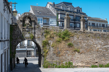 Puerta de Santiago 1759 en la muralla romana siglo III de la ciudad de Lugo, España