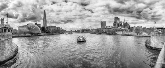 Obraz premium River Thames and city skyline of London, England, UK