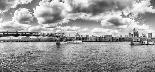 Fototapeta premium View of River Thames and Millennium Bridge, London, England, UK