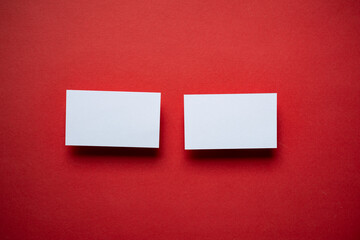 Fototapeta premium 赤背景に空白のカードが置いてある