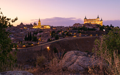 Naklejka premium Vista del Alcázar y la Catedral Primada de Toledo al atardecer desde el Cerro del Bú