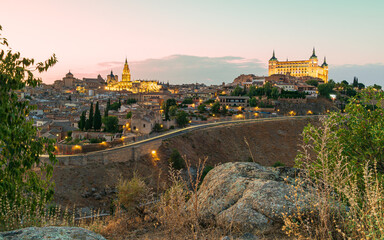 Naklejka premium Vista del Alcázar y la Catedral Primada de Toledo al atardecer desde el Cerro del Bú