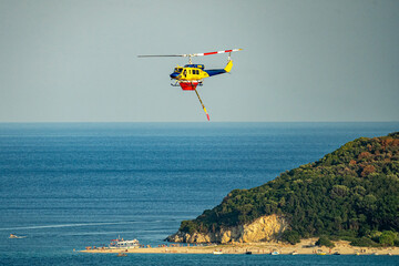 Löschhubschrauber tankt Wasser bei Marathonisi © Andi K