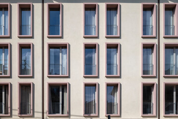 Fototapeta premium Veduta frontale di facciata di casa, palazzo, con finestre. Geometria di architettura moderna.