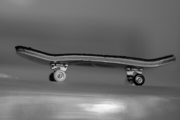 skate de dedos para juego de niños con trucos y dedos de niño jugando con el en mesa de casa de cristal