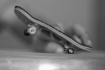 skate de dedos para juego de niños con trucos y dedos de niño jugando con el en mesa de casa de cristal