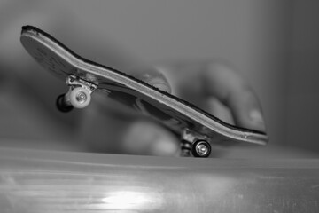 skate de dedos para juego de niños con trucos y dedos de niño jugando con el en mesa de casa de cristal