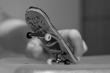 skate de dedos para juego de niños con trucos y dedos de niño jugando con el en mesa de casa de cristal