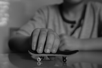 skate de dedos para juego de niños con trucos y dedos de niño jugando con el en mesa de casa de cristal