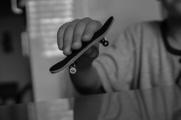 skate de dedos para juego de niños con trucos y dedos de niño jugando con el en mesa de casa de cristal