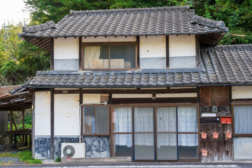 日本の岡山県久米郡美咲町の古くてとても美しい建物