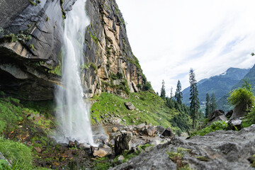 Obraz premium Jogini waterfall surrounded by cedar forest in the himalayas in manali, himachal pradesh, India
