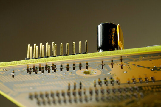 Computer microcircuit with electronic components