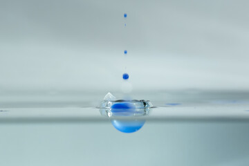 farbe tropfen wasser blau