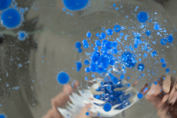 farbe tropfen wasser blau perspektove von unten froschperspektive