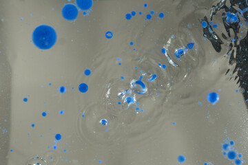 farbe tropfen wasser blau perspektove von unten froschperspektive