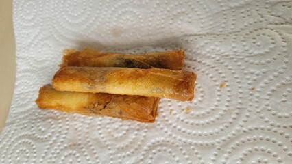 Ensemble de trois Nems au chocolat sur papier