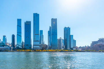 Obraz premium Manhattan skyline uner a shining sun