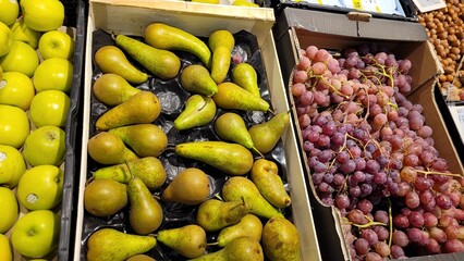 Fruits sur les étagères d'un magasin pour ventes.