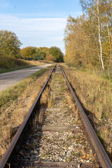 Obraz premium The train tracks are empty and the grass is dry