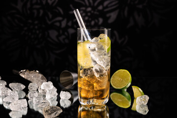 Cocktail eiskalt im Glas mit crushed ice