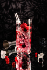 Cocktail eiskalt im Glas mit crushed ice