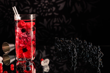 Cocktail eiskalt im Glas mit crushed ice