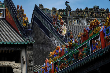 Fototapeta premium China's ancient architecture, the ancient home of the rich, The ridge of the ancient Chinese roof richly decorated with colorful statuettes, Guangzhou Chen Clan Ancestral House