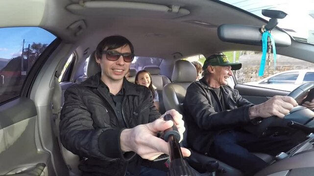 familia andando de carro feliz 