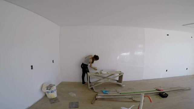 mulher limpando paredes da obra 