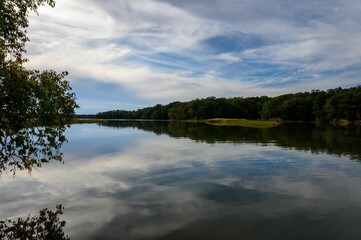 Obraz premium Serene lake landscape with reflections