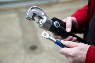 Crimper for crimping wires.A professional tool for compressing large diameter wires.