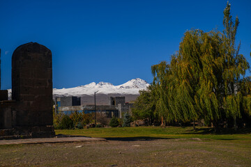 Obraz premium Fabulous autumn landmark of Mt. Aragats from Saghmosavan, Armenia.