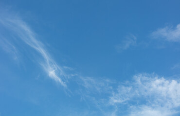 Ciel bleu et et traînées de nuages blanc