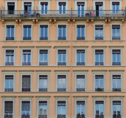 Fototapeta premium Texture façade bâtiment jaune style haussmannien à Lyon