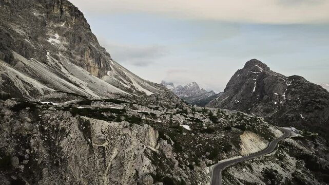 vol de drone &agrave; la blue hour dans les dolomites avec une teinte ros&eacute;e dans les montagnes italienne les alpes 