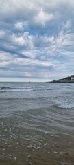 spiaggia sabbiosa all'alba con un antico trabucco in lontananza