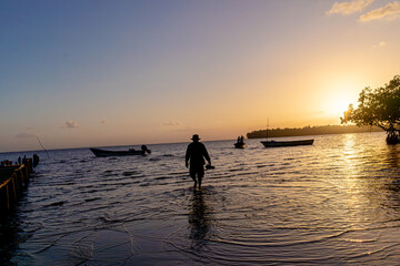 Fototapeta premium Hombre camina en el atardecer