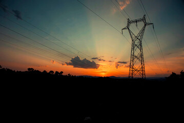Ligne haute tension au couché de soleil
