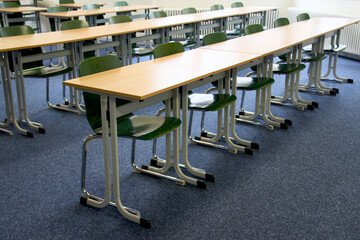 Klassenzimmer und Seminarraum mit Stühlen und Tischen