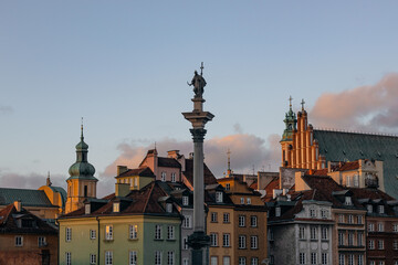 Obraz premium Warsaw, Poland Sigismund's Column and colorful houses in Castle Square in the Old Town
