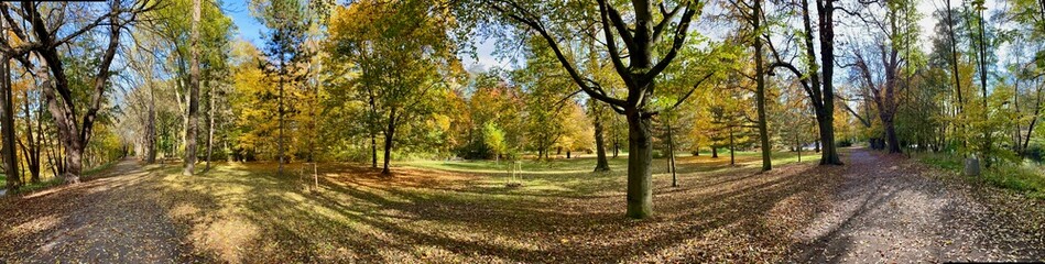Der Stadtpark von Nordhausen mit der Zorge und dem Gondelteich an einem sonnigen Tag im Herbst