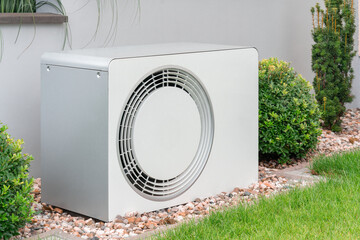 Air-water heat pump with high flow temperature, sound-optimized