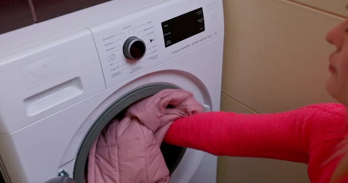 Washing a pink comforter efficiently in a modern machine enhances its cleanliness and freshness