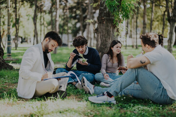 Naklejka premium A group of students take a break from studying to relax and eat in a sunny park setting. Featuring green trees, casual outfits, and a sense of camaraderie and relaxation among friends.