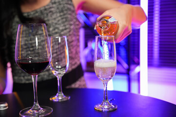 Friends are celebrating at a party, nightclubs are raising wine glasses to celebrate friendship.