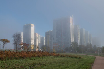 Naklejka premium Foggy October morning at the residential complex 