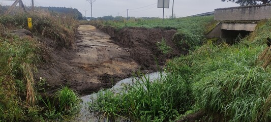 Roboty ziemne przy moście na małej rzece. © WalDec